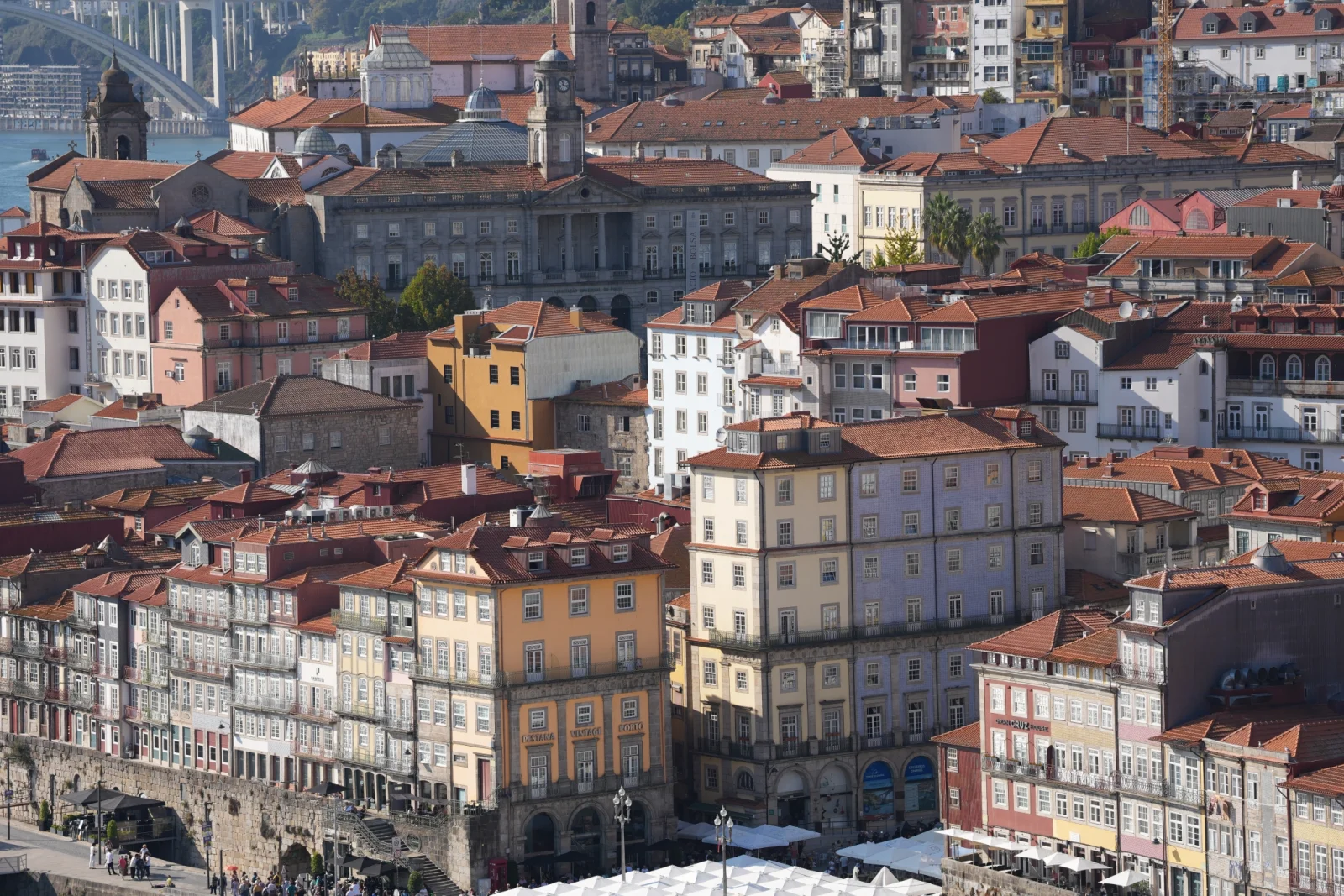 Ulica w Portugalii — kompresja perspektywy, bokeh tła