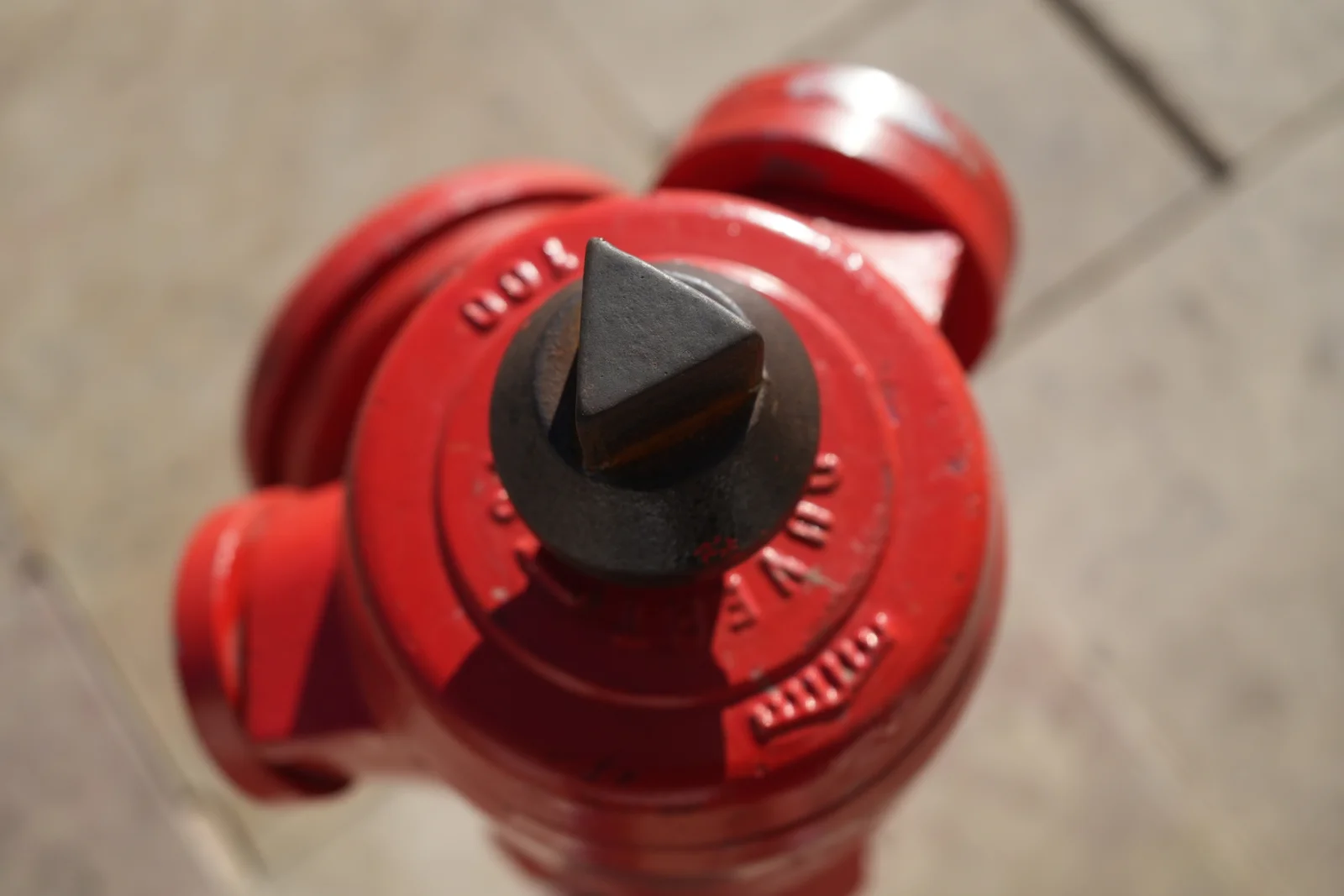 Czerwony hydrant — kolory, faktury, kontrast