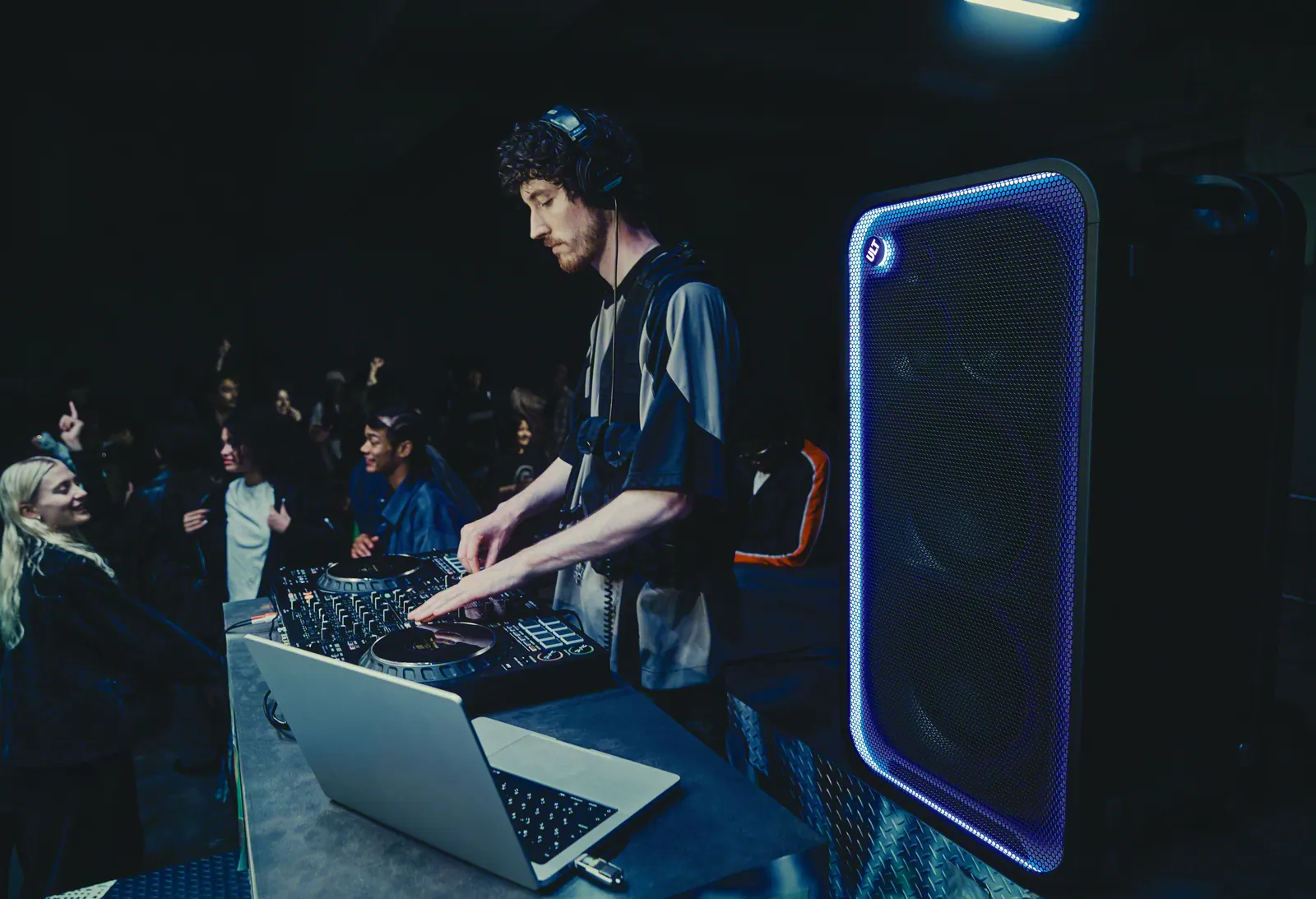 DJ przy laptopie i kontrolerze obok głośnika ULT TOWER MAX