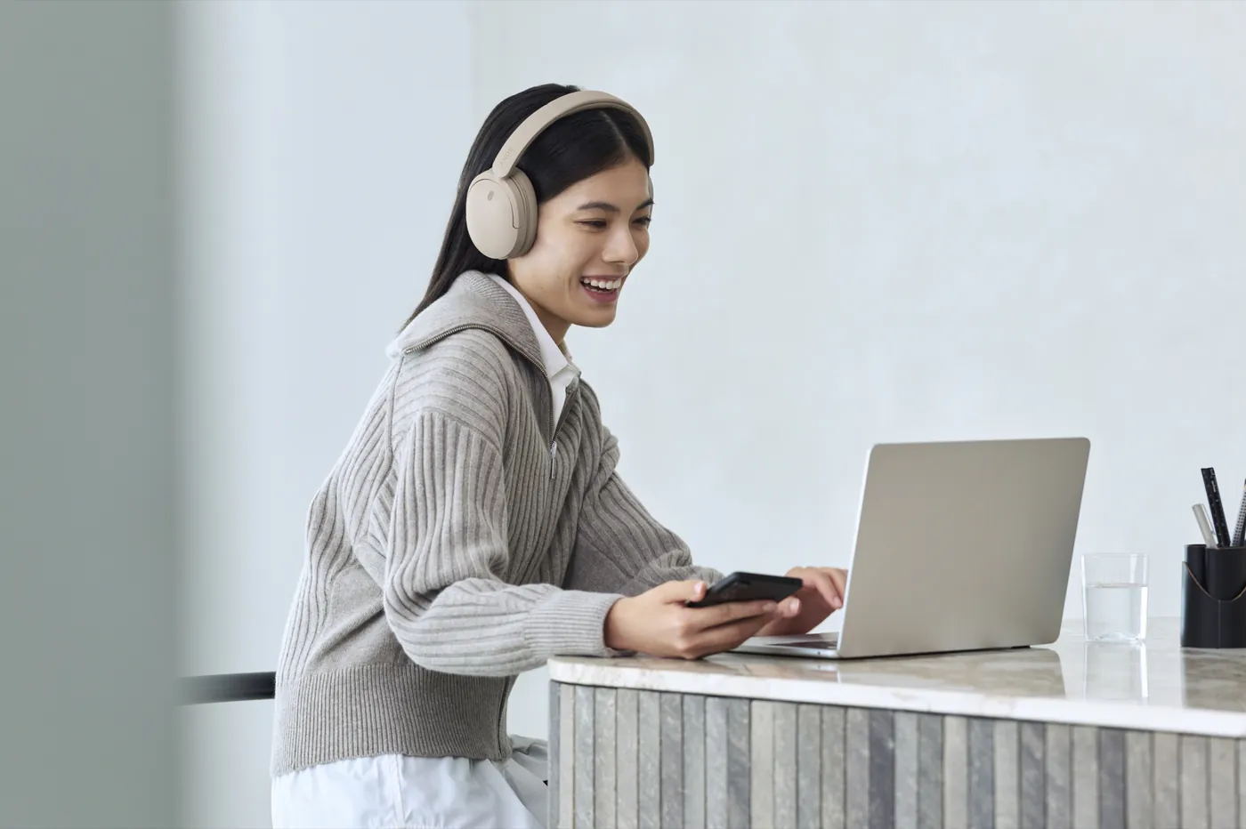 WH-CH735N obok laptopa i telefonu